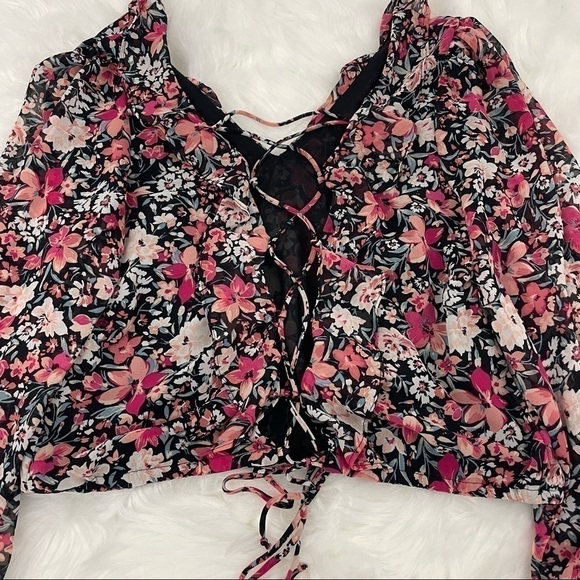 NWT Dynamite Semi-Cropped Long Sleeve Floral Top With Lace-Up Back Size Large - Picture 2 of 6